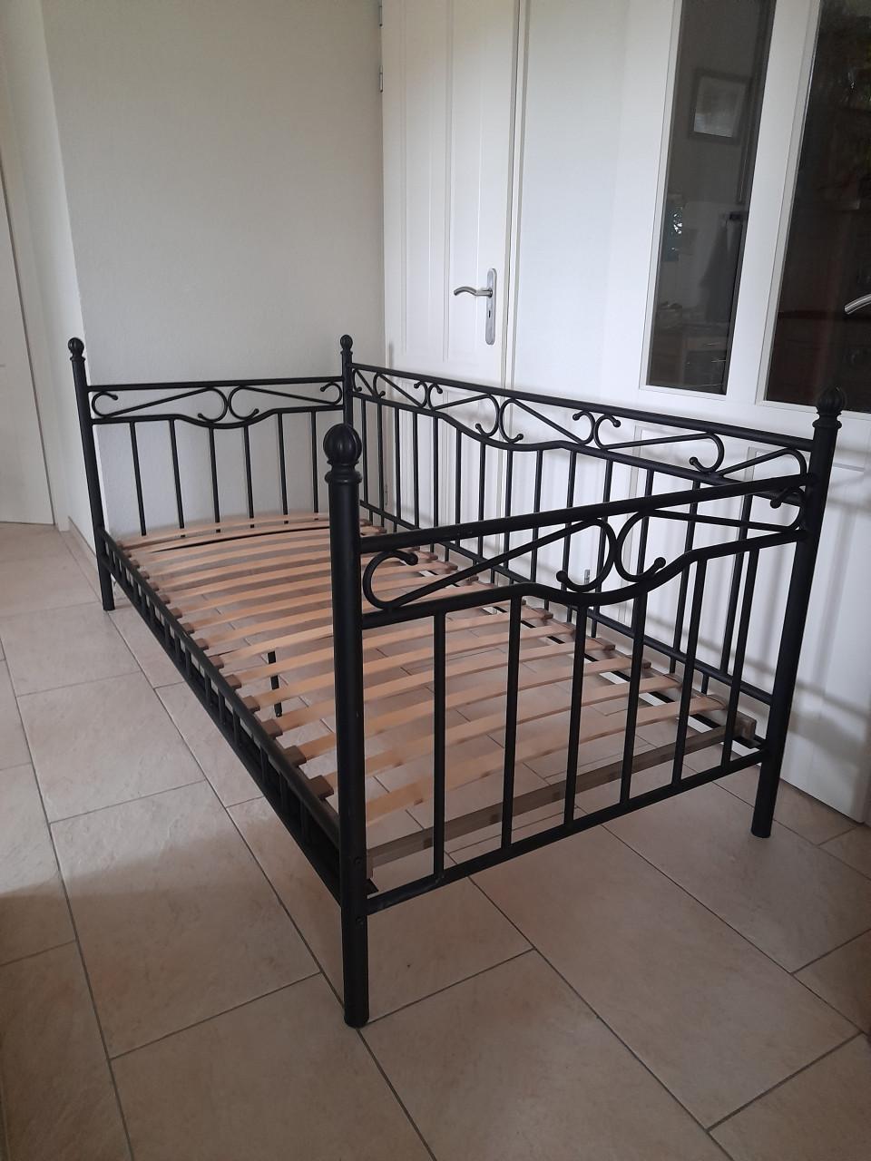 Leuk metalen bed 90 x 200 (in goede staat )