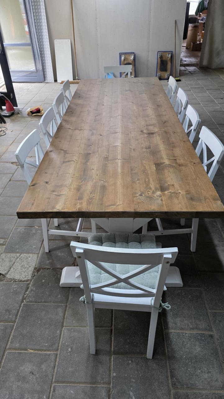 280 cm lange landelijke tafel met 10 stoelen