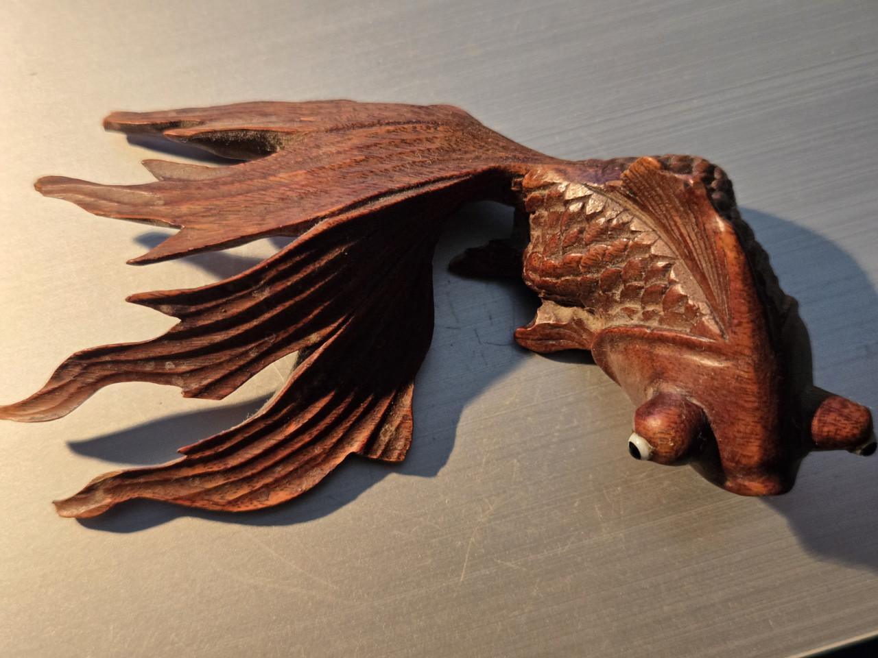 Handgesneden houten sculptuur van een goudvis of sluierstaart 10x6x4 cm