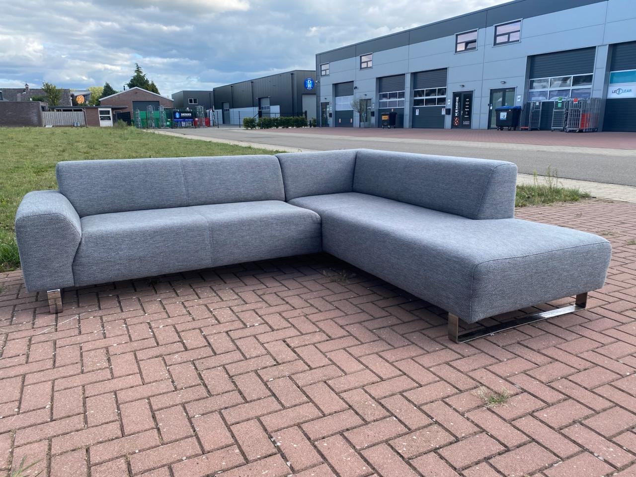 Moderne grijze stoffen hoekbank–Diep comfort–Ruime lounge–Gratis levering