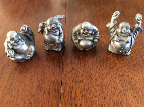4 tinnen Boeddha beeldjes.    Hoogte: +/- 3 cm.