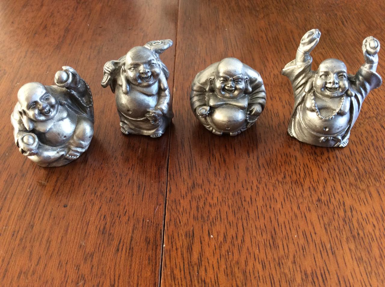 4 tinnen Boeddha beeldjes.    Hoogte: +/- 3 cm.