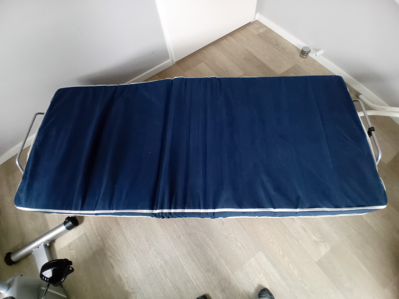 Een stretcher bed op een uitklapbaar frame