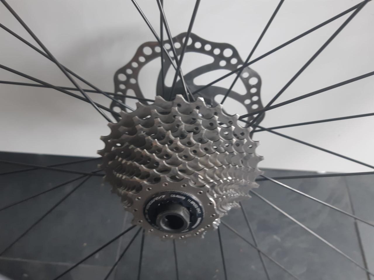 Shimano rs171 wielset met casette, banden en remschijven