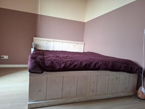 Steigerhouten bed en 2 nachtkastjes