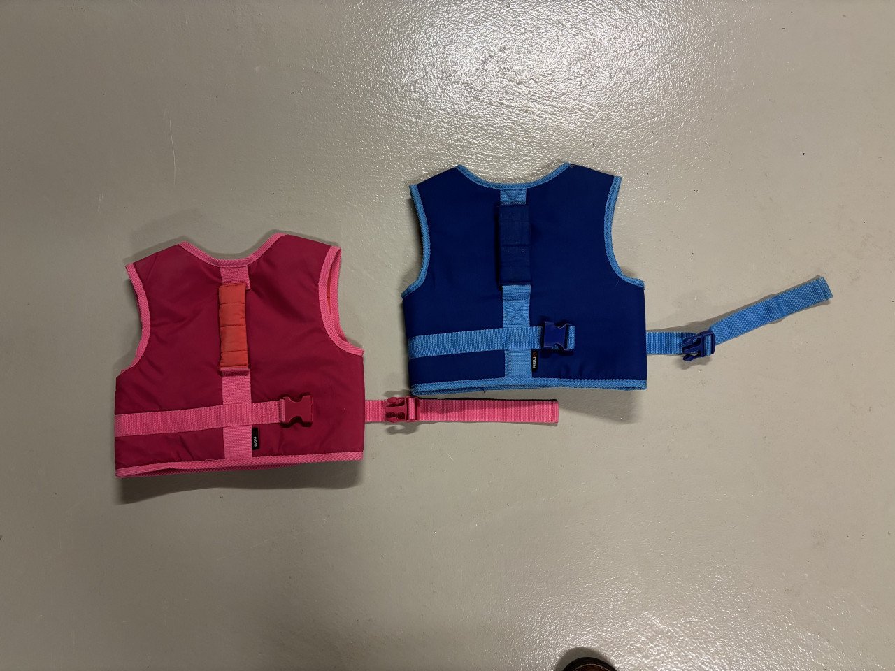 Agu BikyBiky fietsvestje met handvat helpt kinderen veilig te leren fietsen