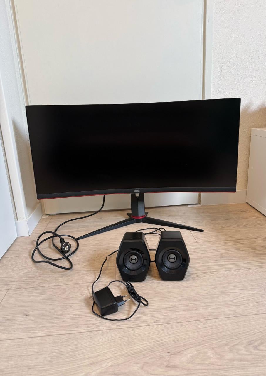 Game beeldscherm curved en speakers