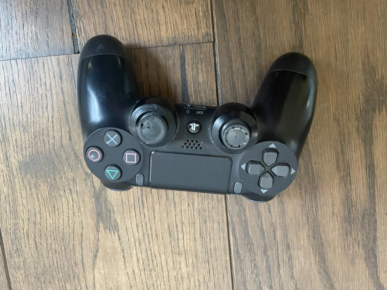 🎮 PS4 Slim + 2 controllers + FC 26 + FIFA 21