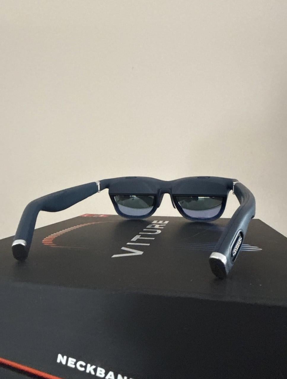 Viture one XR smart glasses met neckband en accessoires