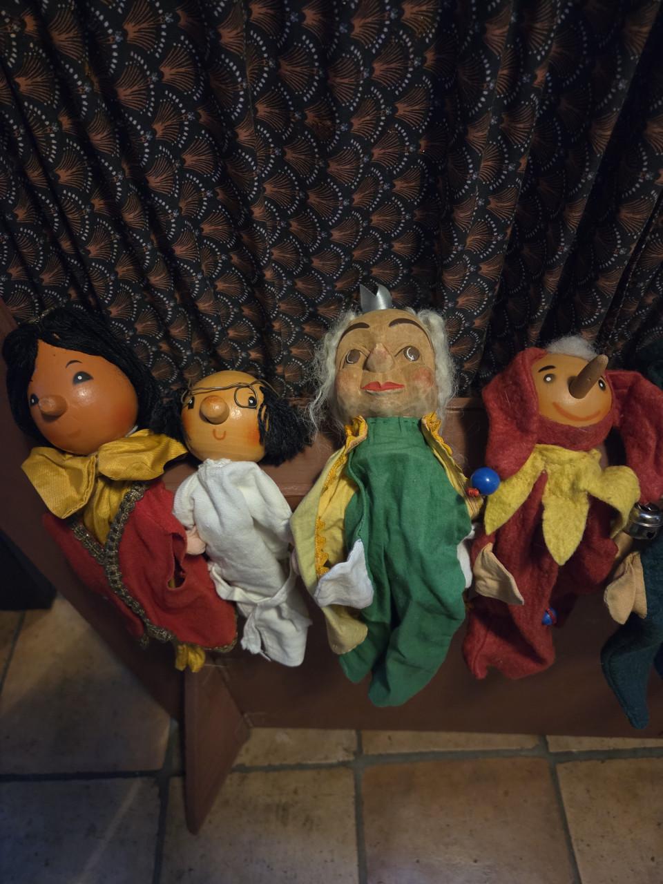 Poppenkast met 8 houten poppen en wisselende achtergronden