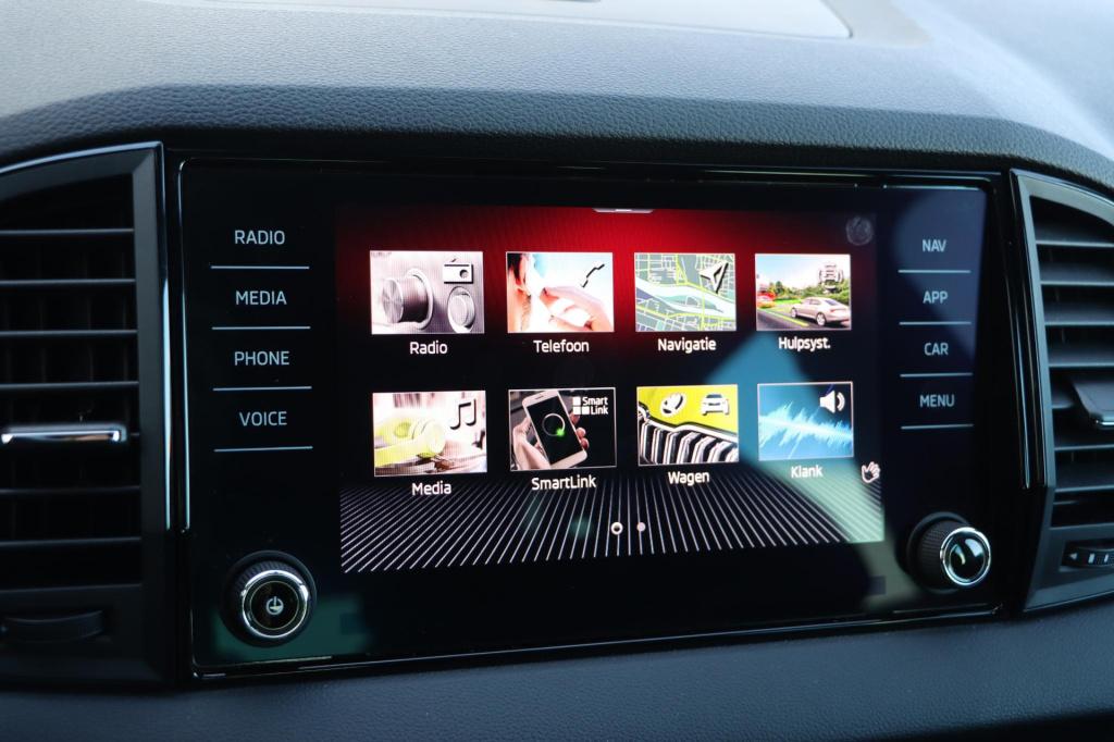 Skoda Karoq 1.5 tsi 150pk dsg7 sportline business trekhaak | camera | carpl