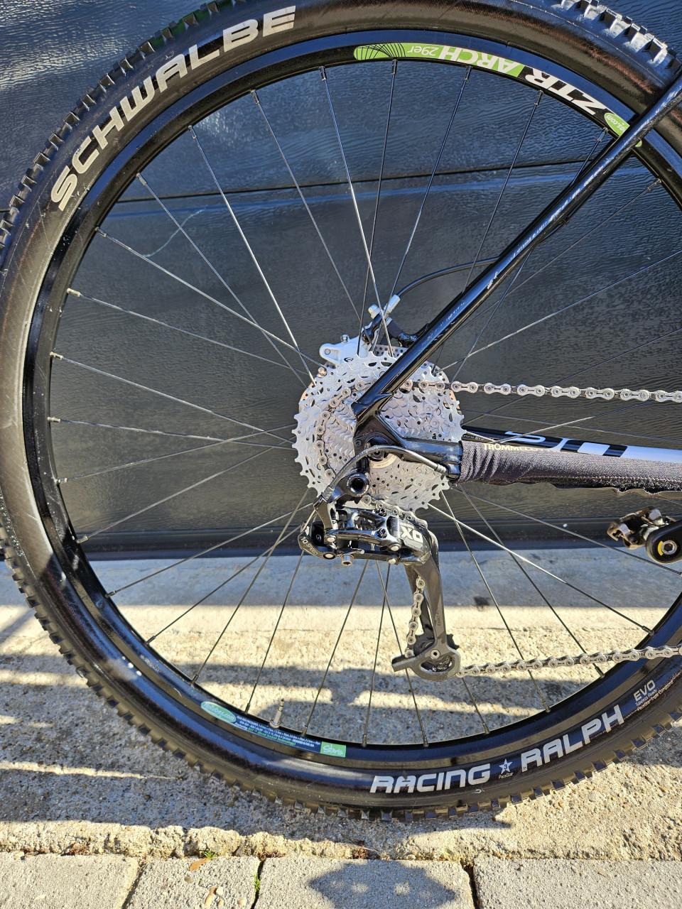 Cannindale Flash 29inch Lefty mountainbike.