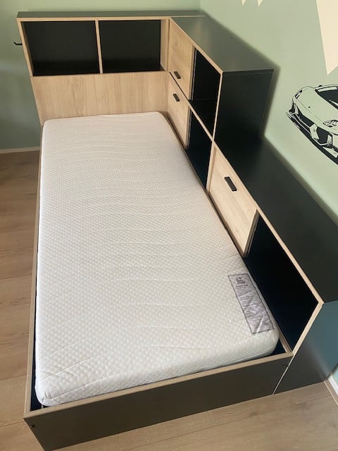 Tienerbed met opbergruimte
