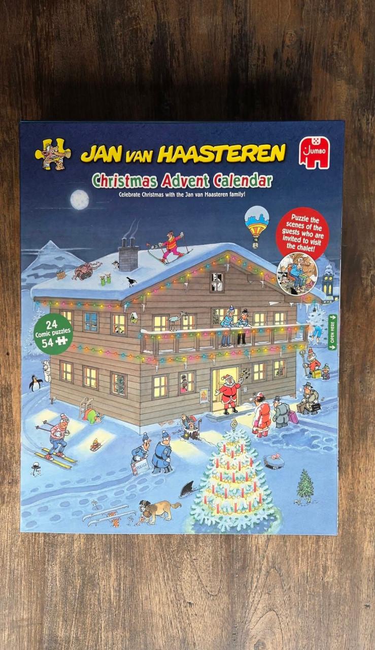 🎅 Jan van Haasteren Adventkalender (V), gevuld met 24 puzzels 54 stukjes.