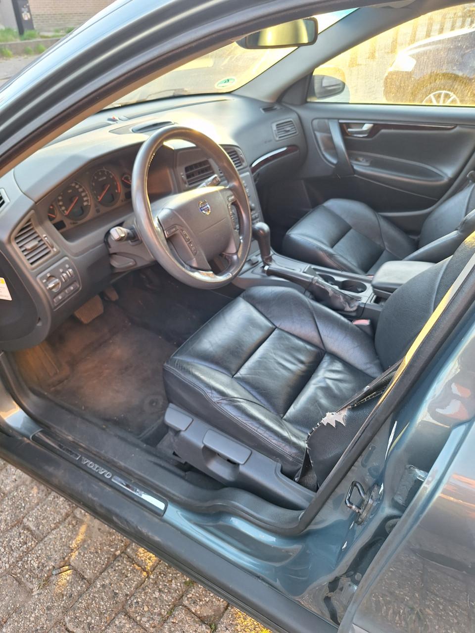 Donker grijze Volvo V70 te koop.