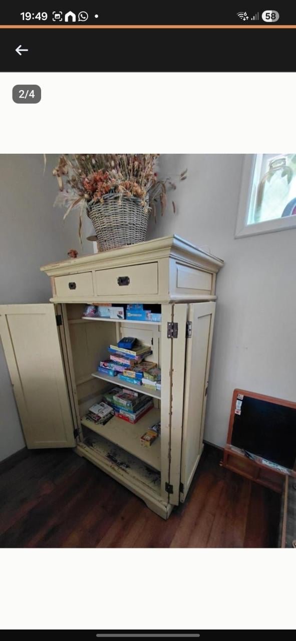 Antieke kast, 2 poppen, wieg/mozes mand, rieten stoeltjes