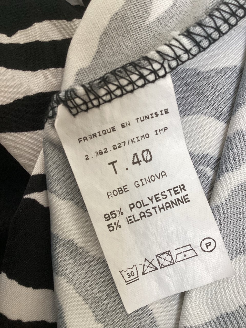 Nieuw apart jurkje met opening aan de zijkant van de mouw maat 40