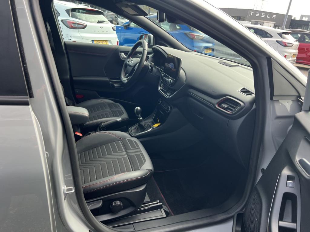 Ford Puma 1.0i ecoboost hybrid 125pk st-line x , voorruitverwarming , stoel