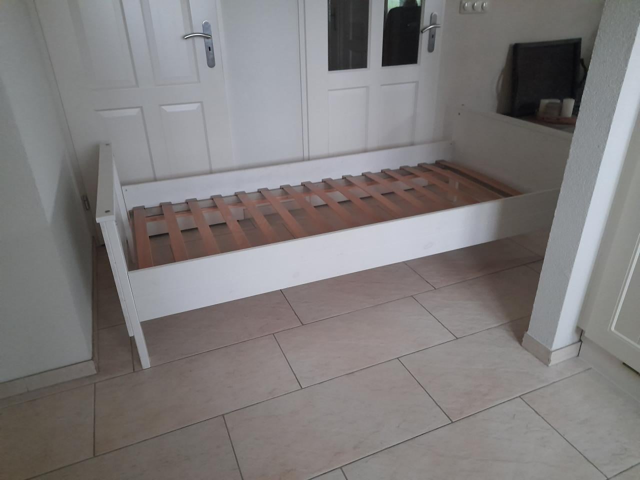 Wit massief houten bed 90 x 200 (in goede staat )