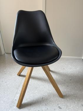 Stoelen, 1 zwart en 1 olijfgroen