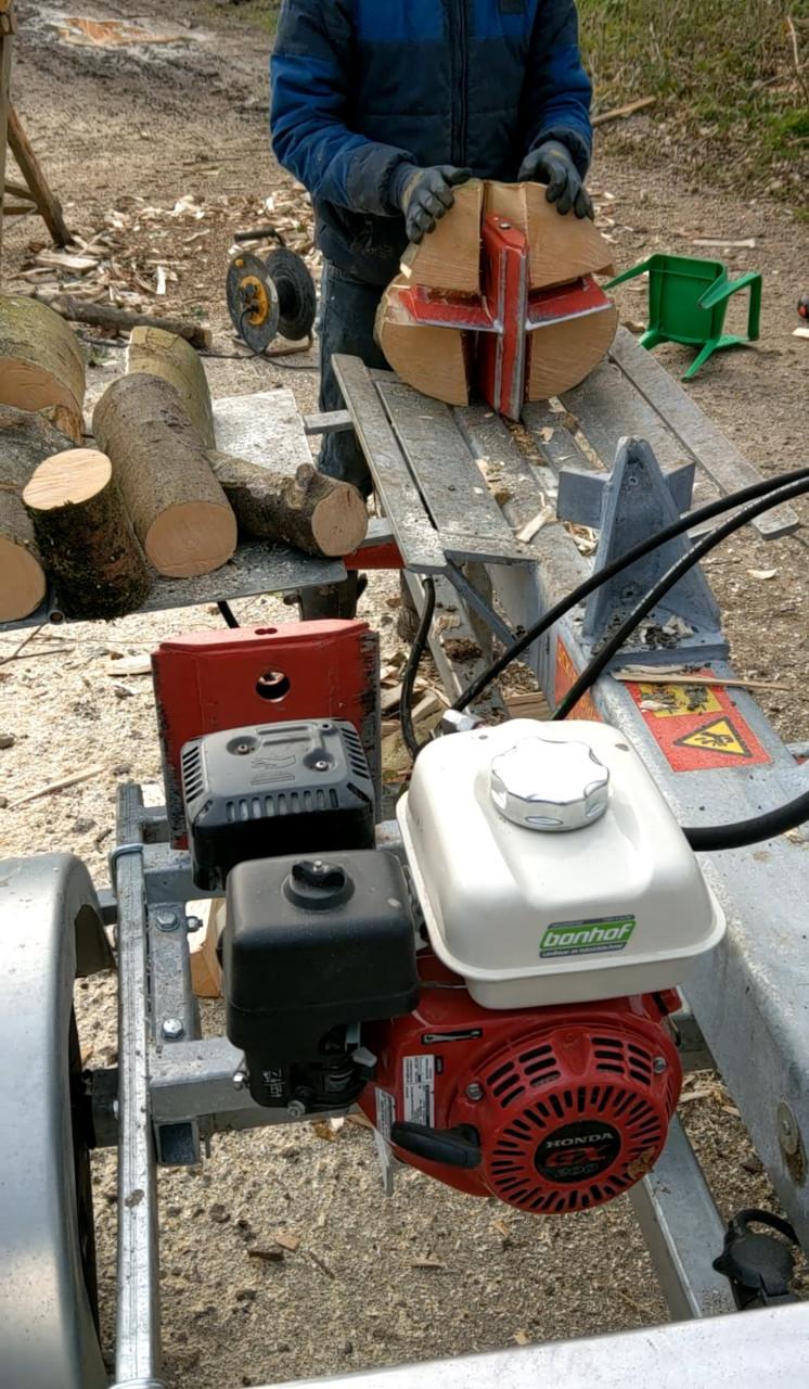 TE HUUR: Dubbelwerkende houtklover/kliefmachine 20 ton