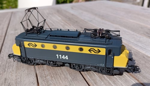 Märklin 37241, locomotief 1144 en 2x Piko 58084 ketelwagen NS
