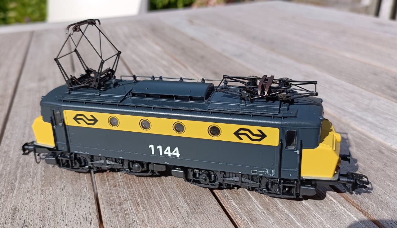 Märklin 37241, locomotief 1144 en 2x Piko 58084 ketelwagen NS