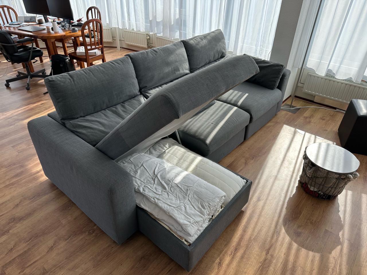 Grijze IKEA Eskilstuna slaapbank met chaise longue