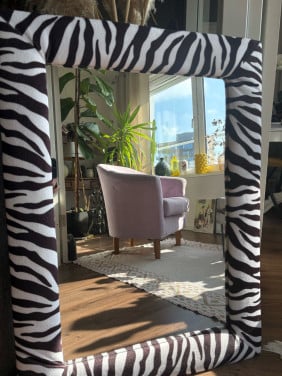 Grote spiegel in zebra print stof omlijsting