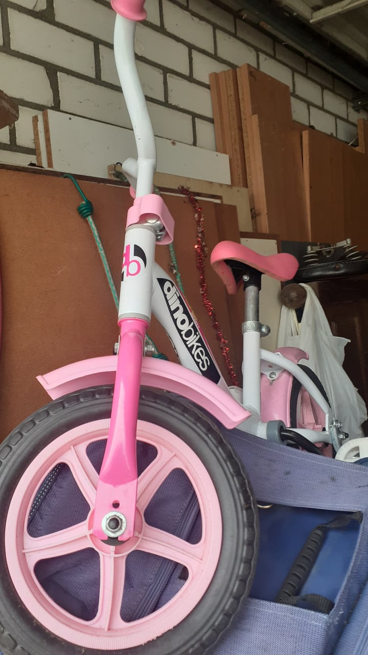 3 x Kinderfietsjes 16 inch / 12 inch & 10 inch & 2 x Loopfietsjes