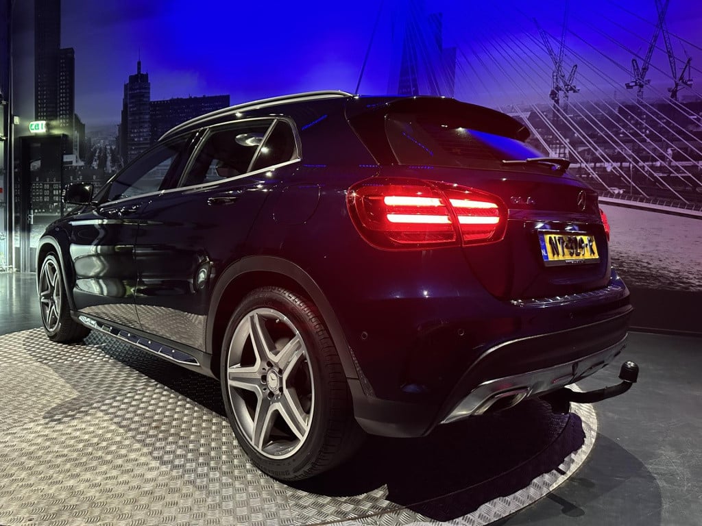 Mercedes-Benz Gla-klasse 180 business solution amg *camera*trekhaak*