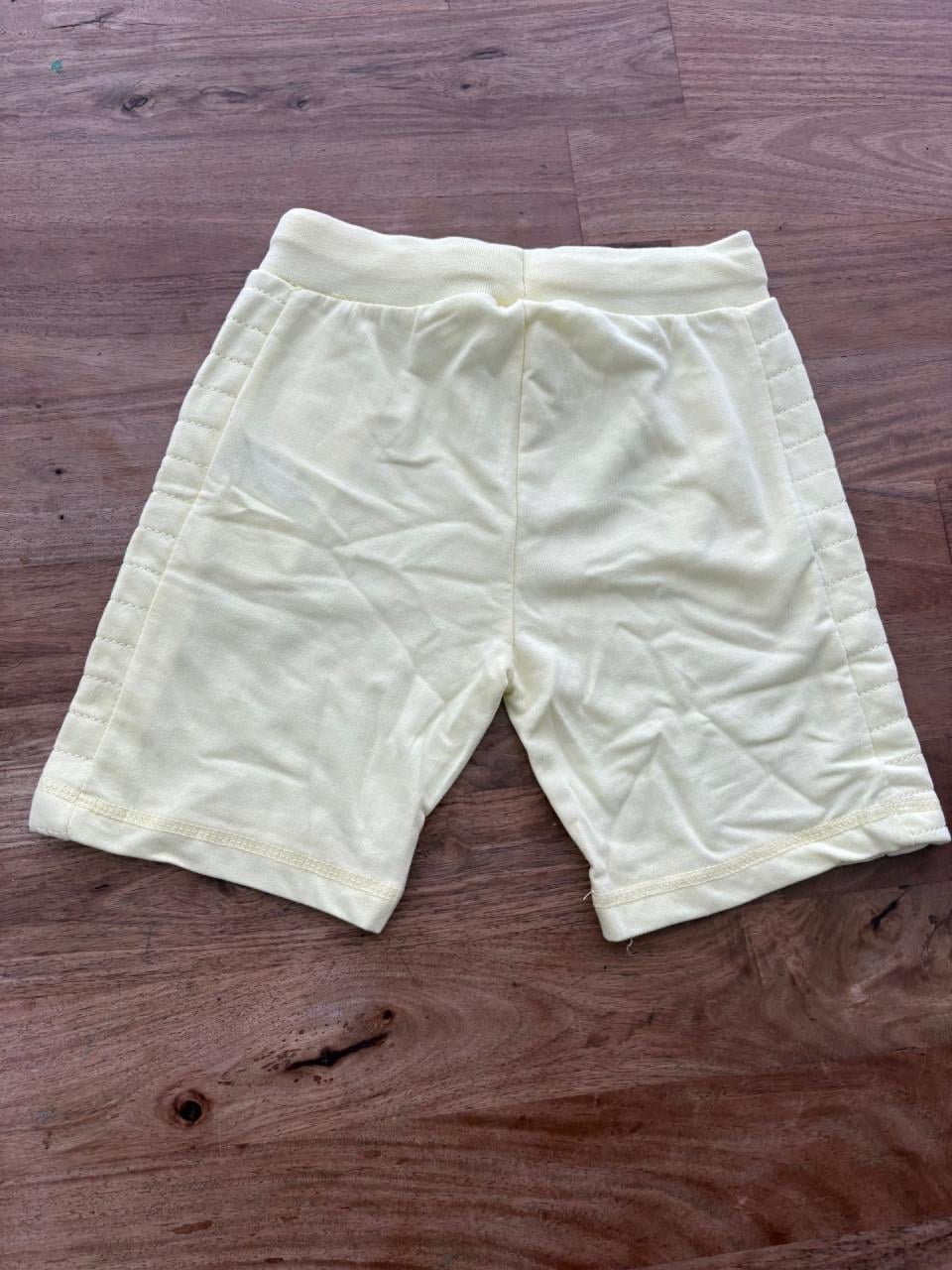 Kort joggingbroekje maat 122/128.