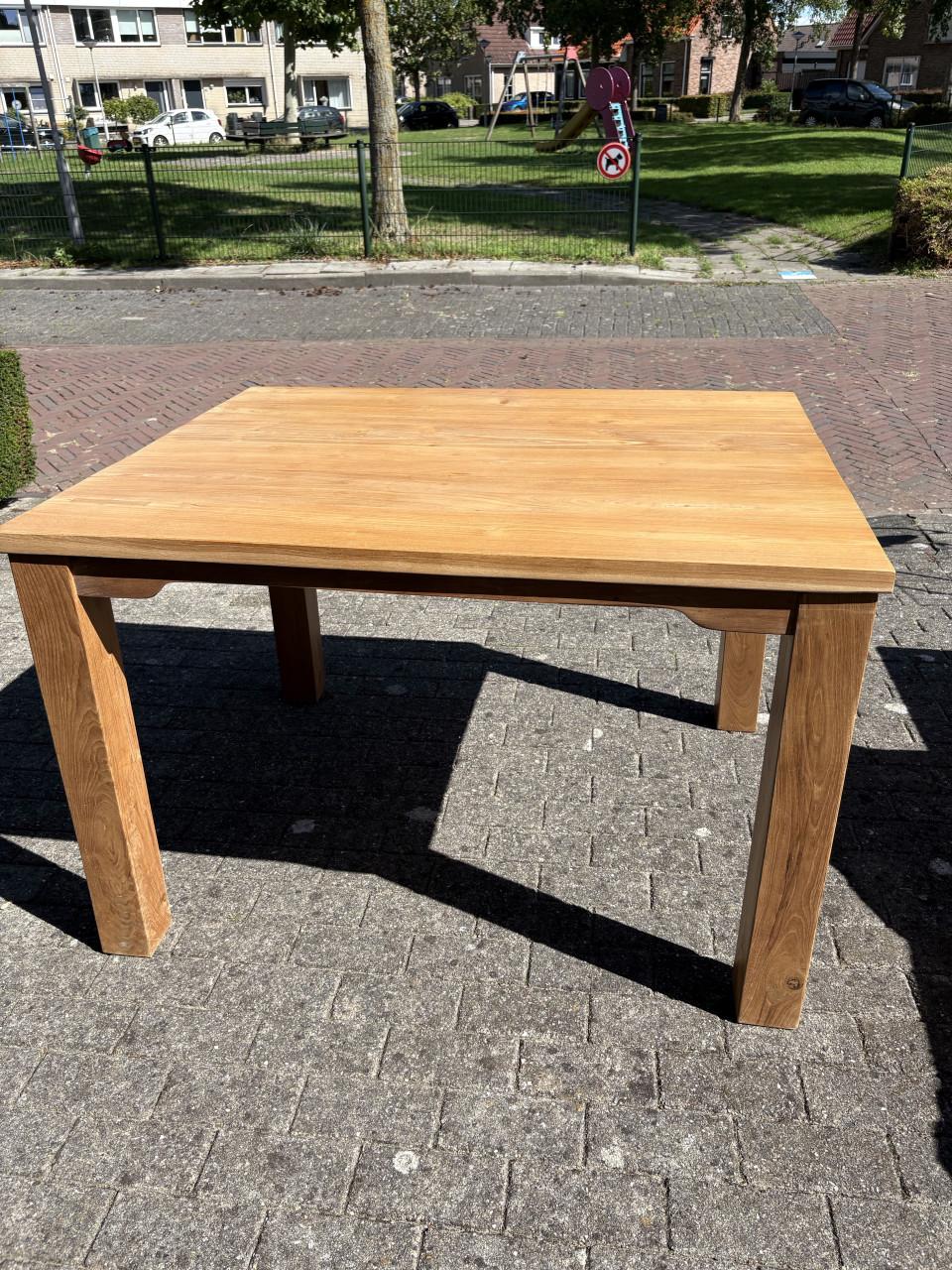 Teakhouten tafel