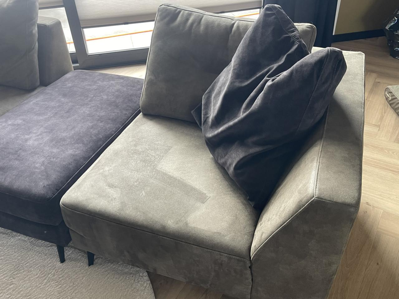 Chaise longue en bank met poef