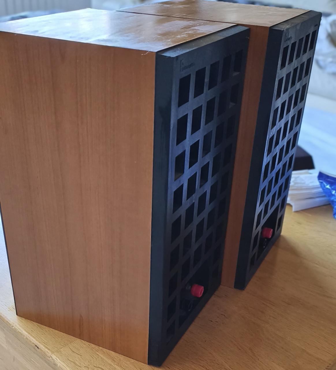 Setje B&W luidsprekers DM 302 beukenfineer