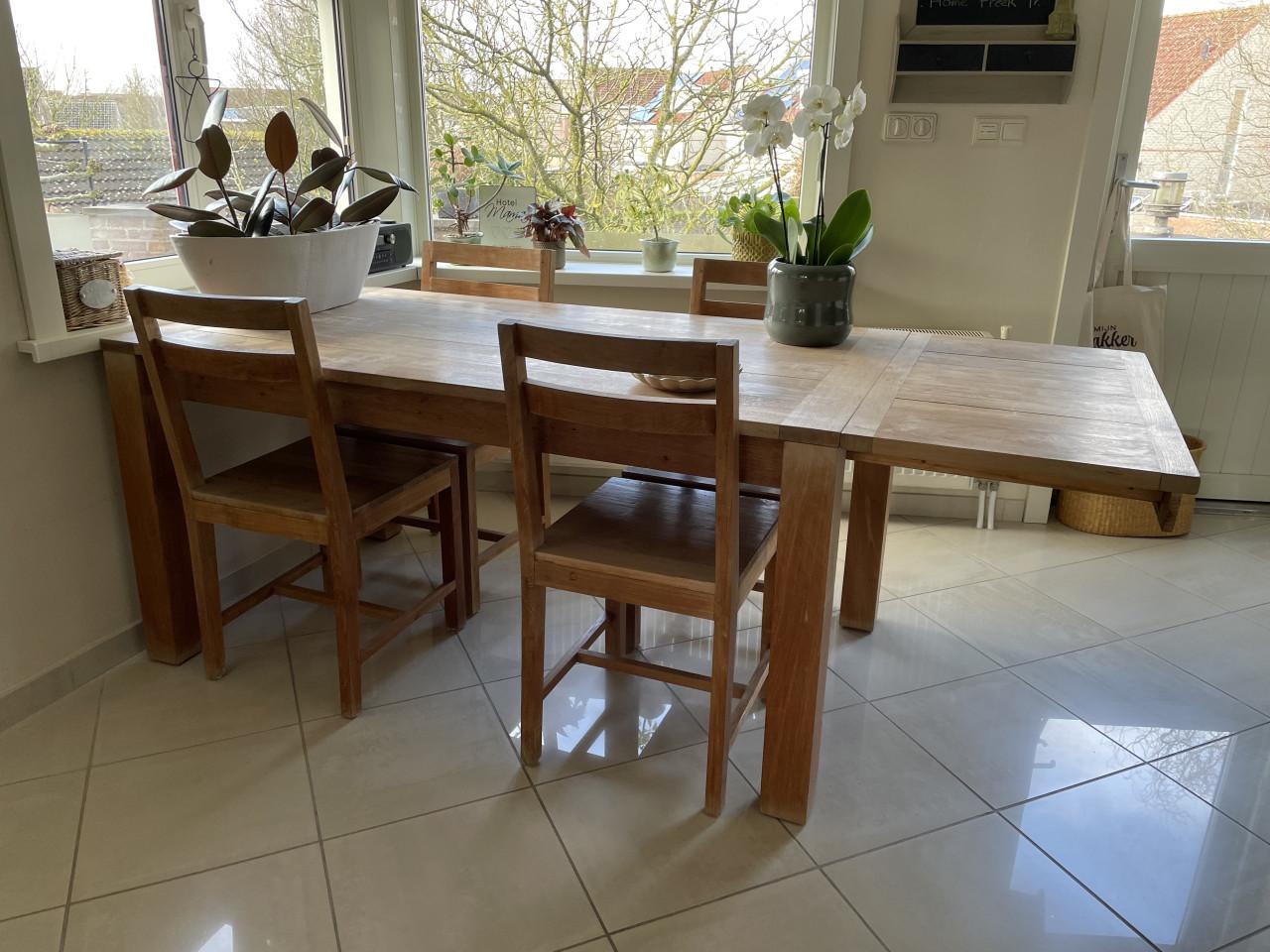 Te Koop: Teakhouten Eettafel en 4 stoelen.
