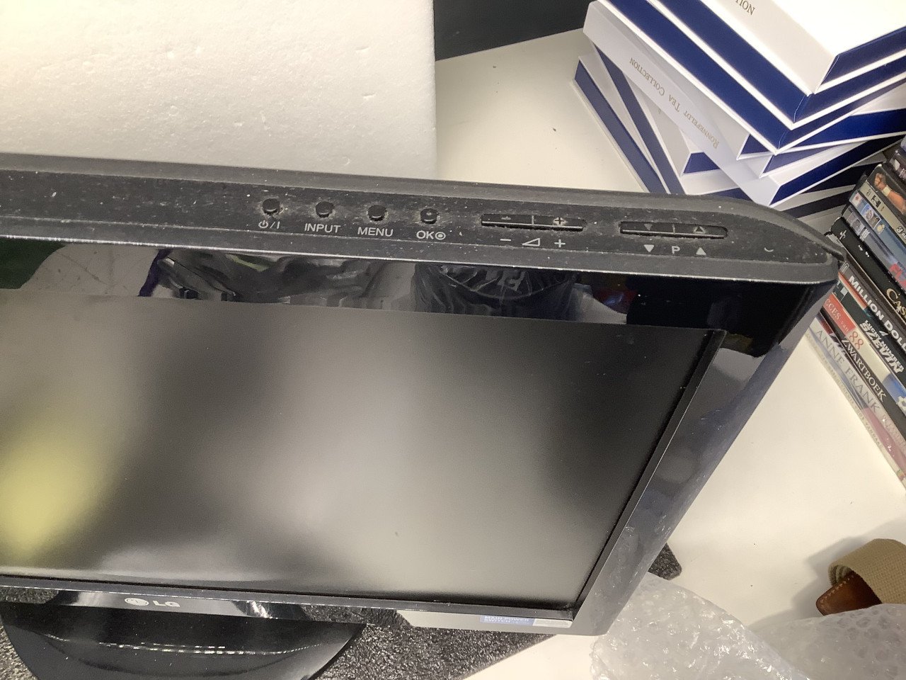 Tv van LG, 22 inch. Gebruikt als game-monitor. Bediening zit boven op de tv