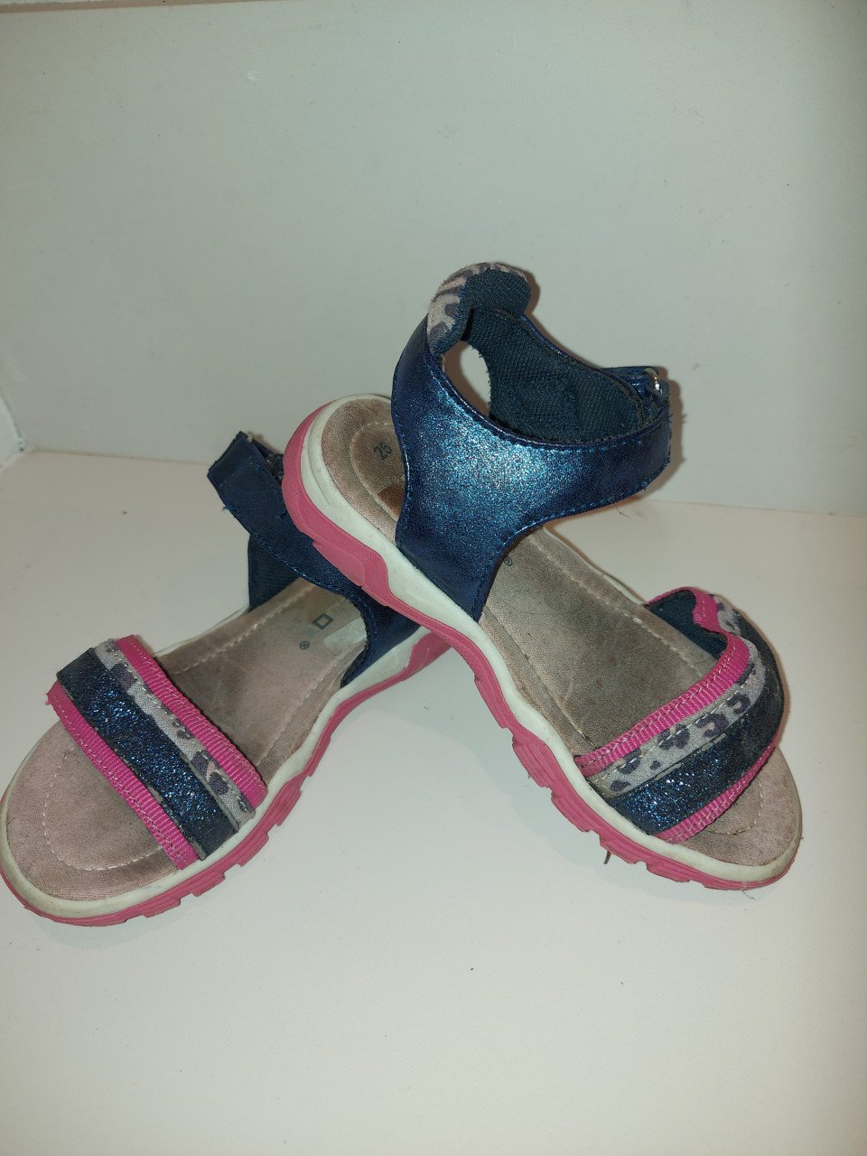 Leuke z.g.a.n. blauw roze sandalen (maat 26)