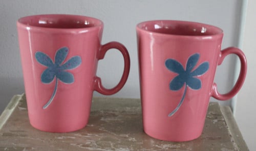 Set van 2 roze mokken met blauwe bloem
