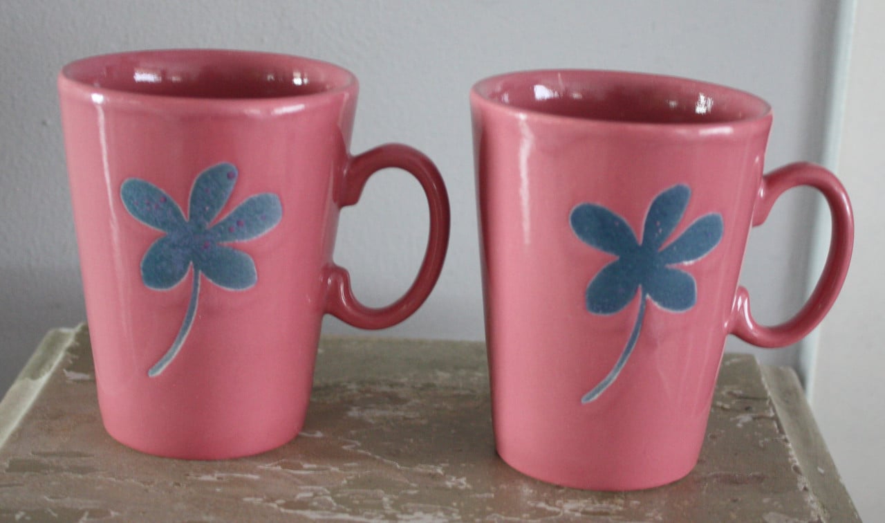 Set van 2 roze mokken met blauwe bloem