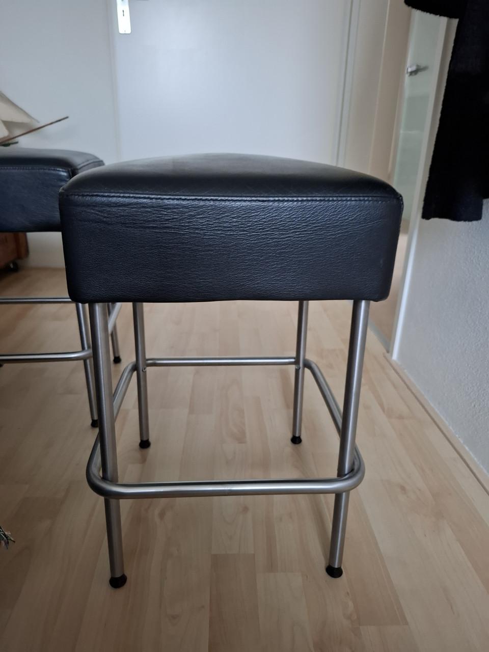 Vier zwart leren krukjes €5,00 per stuk