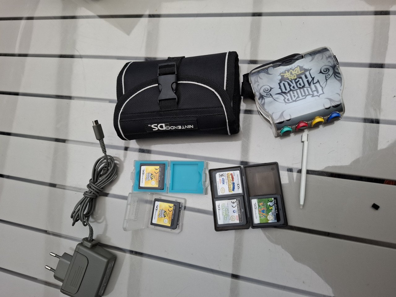 Nentendo DS lite met 5 spelen en toebehoren.
