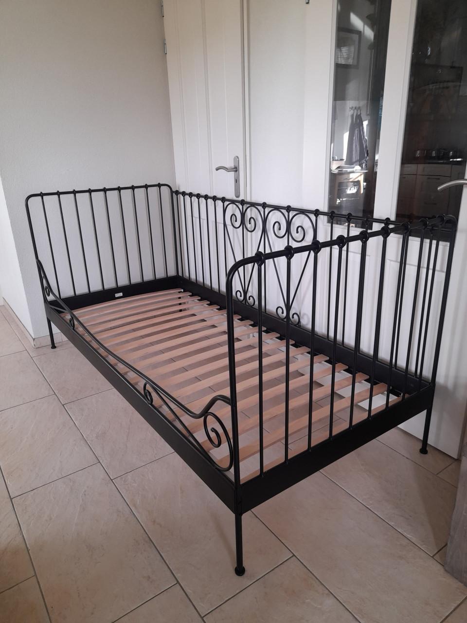Zwart metalen 1 persoons bed 90 x 200 ( in goede staat )