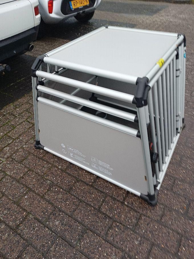 Dog-box voor in de auto