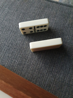 Prachtig antiek groot volledige set van 28 genagelde domino stenen