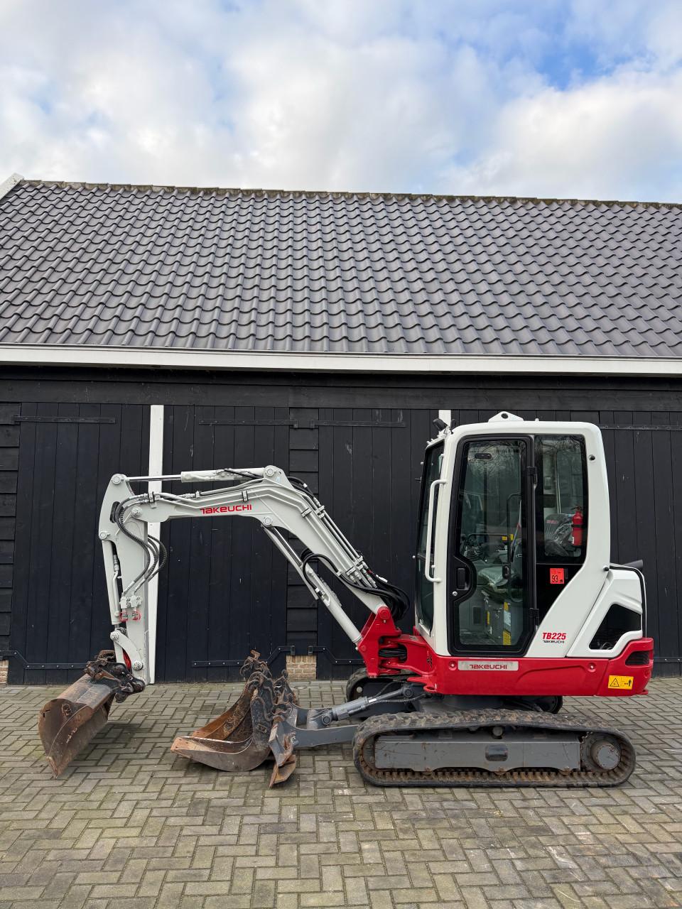 Takeuchi TB225 extra met 470 uur!!