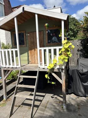 Gratis - Houten speelhuis op palen
