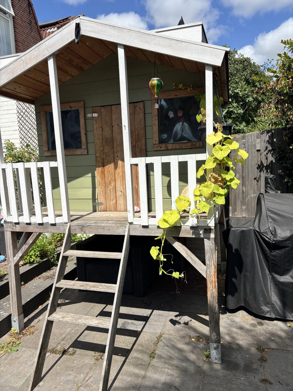 Gratis - Houten speelhuis op palen