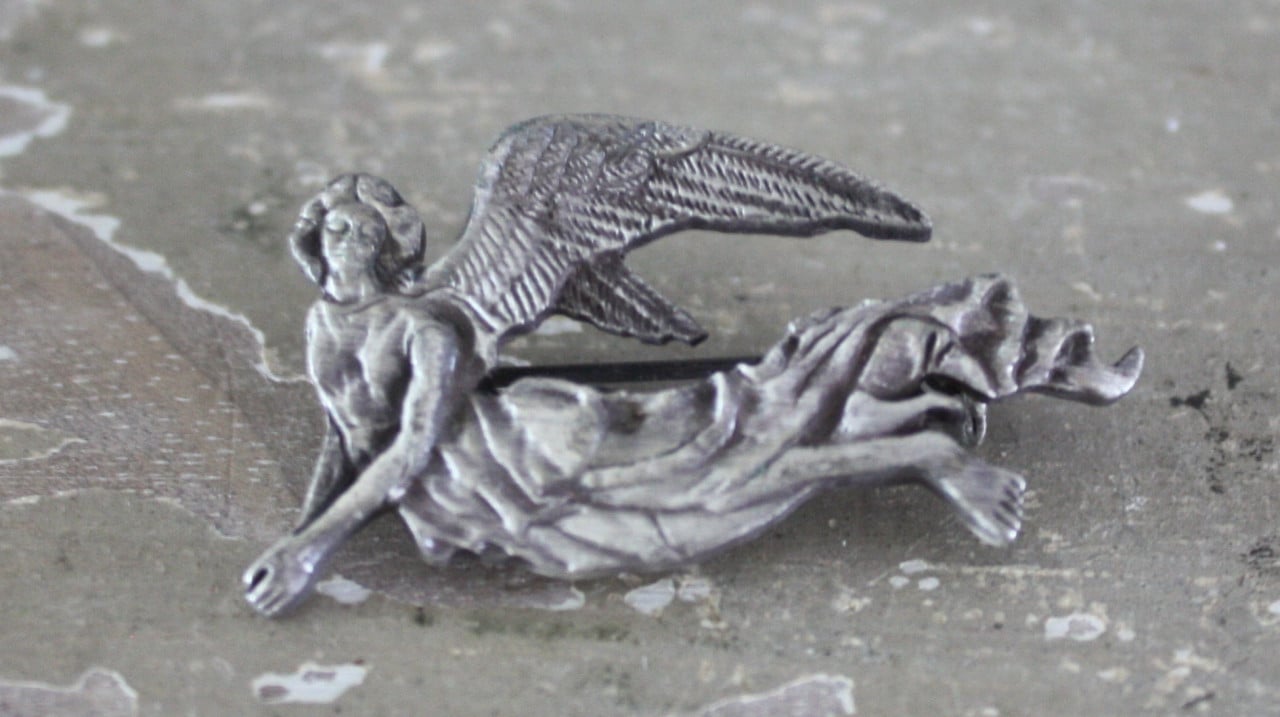 Zilverkleurige broche met engel