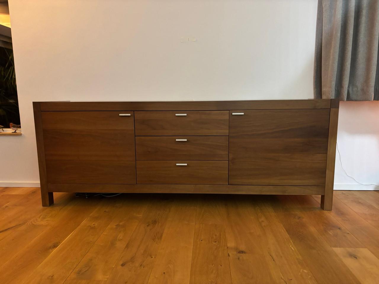 Mooi notenhouten modern dressoir